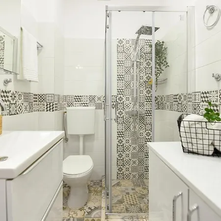 Downtown Comfort: Minimalist Studio On Magheru Boulevard *